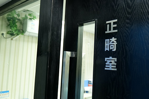 牙齿正畸过程疼痛吗？